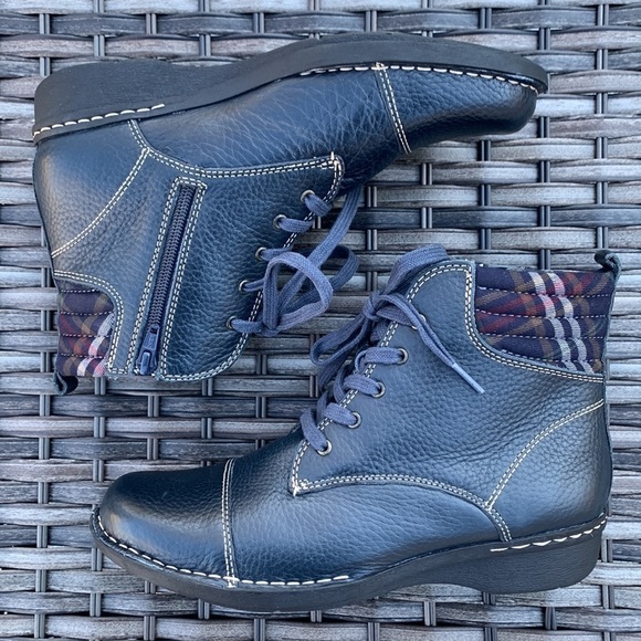 Clarks Navy Whistle Bea Leather Ankle Boot 8 1/2 to size 9 - Picture 1 of 14